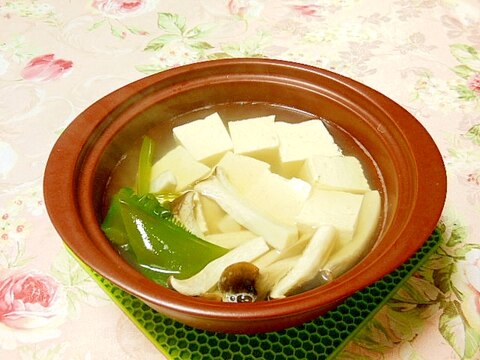 土鍋で作ろ❤豆腐と茎ワカメとエリンギの和風生姜鍋❤